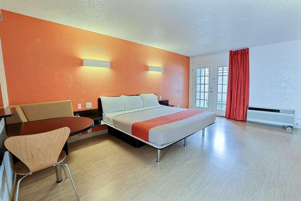 Motel 6-Addison, Tx - Dallas Room photo